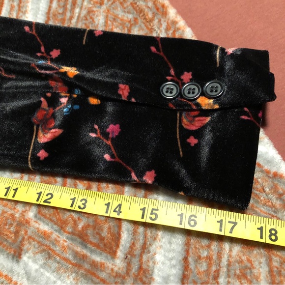 Velvet Floral Blazer - Picture 4 of 12